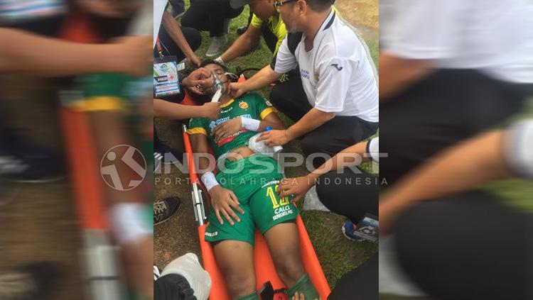 Teja Paku Alam sempat beberapa kali pingsan saat membela Sriwijaya FC melawan PSM Makassar. Copyright: Muhammad Effendi/Indosport
