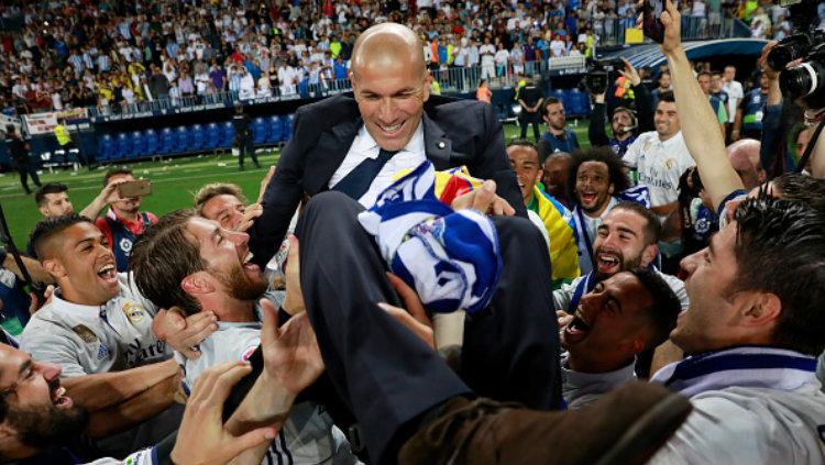 Zinedine Zidane merayakan gelar juara bersama anak-anak asuhnya. Copyright: Gonzalo Arroyo Moreno/Getty Images