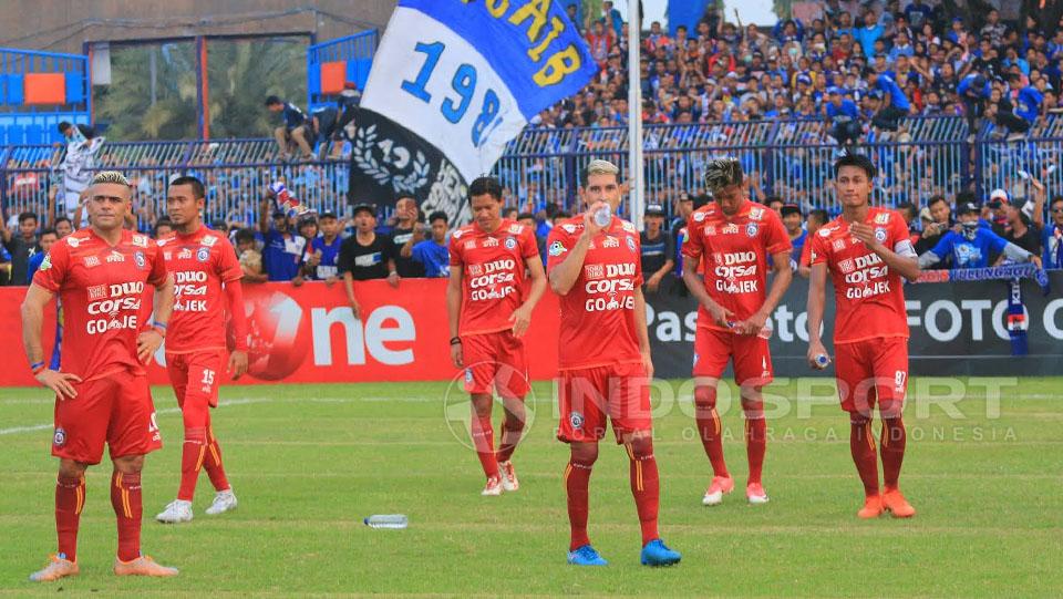 Para pemain Arema FC berjalan gontai seakan tak percaya kekalahan dari Persela begitu telak. Copyright: Ian Setiawan/Indosport