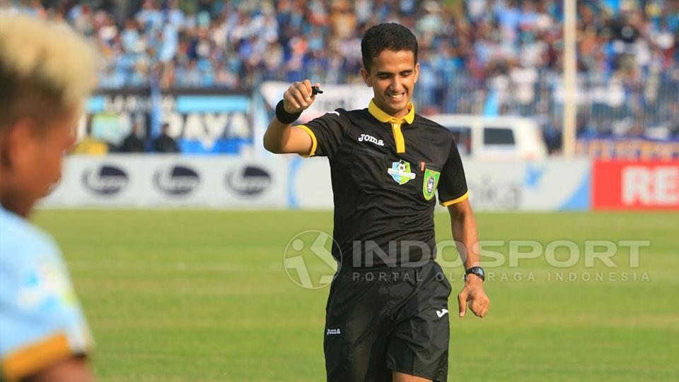 Wasit Thoriq Alkatiri begitu berwibawa dengan ketegasannya namun juga murah senyum. Copyright: Ian Setiawan/Indosport