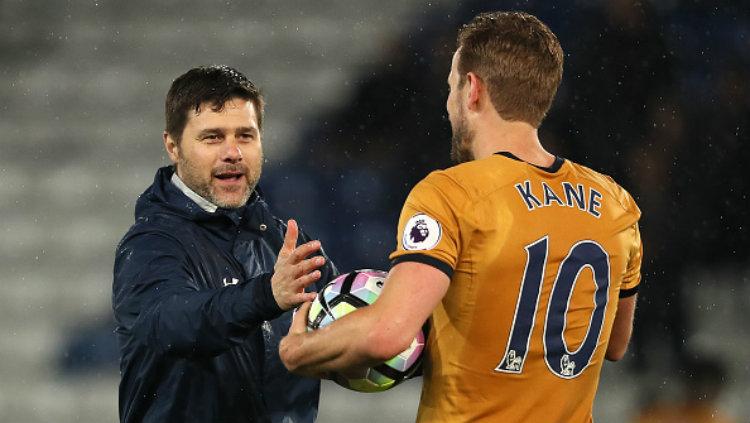 Mauricio Pochettino memberikan selamat kepada Harry Kane yang mencetak quattrick kontra Leicester City. Copyright: Matthew Ashton - AMA/Getty Images