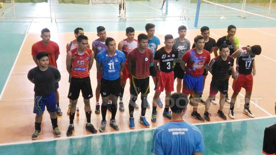 Pemain voli timnas putra saat menerima arahan pelatih usai berlatih. Copyright: Zainal Hasan/Indosport