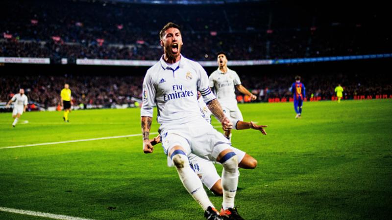 Sergio Ramos merayakan golnya ke gawang Barcelona di menit akhir. Copyright: Vladimir Rys Photography / Contributor via Getty Images