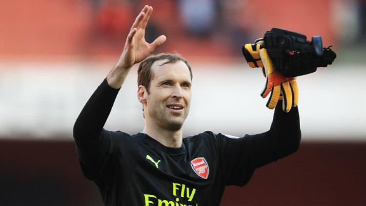 Arsenal kabarnya tengah bersaing dengan Real Madrid dalam mendapatkan penjaga gawang Las Palmas, Josep Martinez, untuk menggantikan Petr Cech.