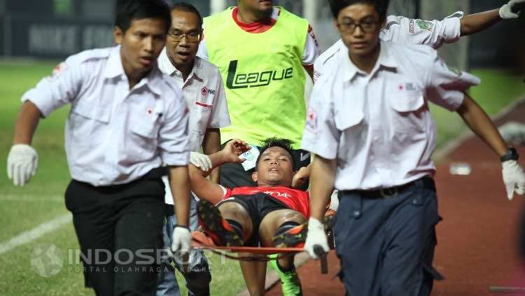 Gelandang Persija, Sandi Darma Sute terkapar Copyright: Herry Ibrahim/Indosport