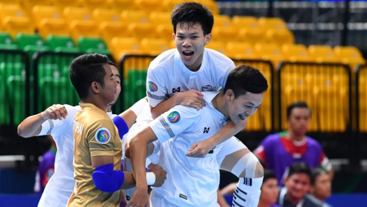Timnas futsal Thailand merayakan keberhasilan mengalahkan Indonesia dengan skor 4-2. - INDOSPORT