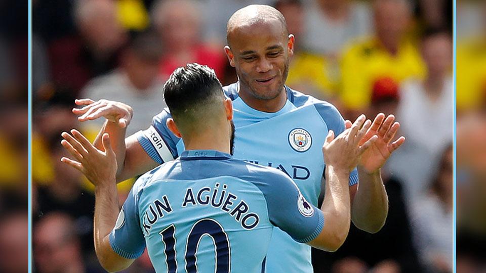 Dua pemain bintang Man City, Sergio Aguero dan Vincent Kompany. Copyright: ADRIAN DENNIS/AFP/Getty Images