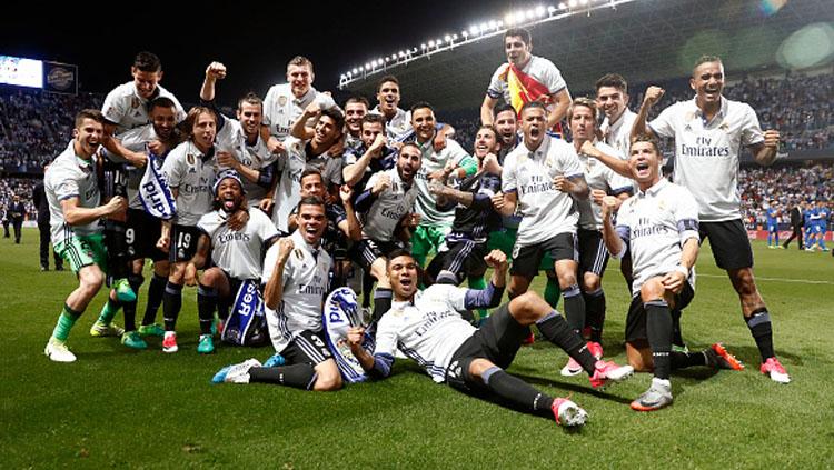 Para pemain Real Madrid pose bersama dengan gaya bebas untuk merayakan kemenangan.