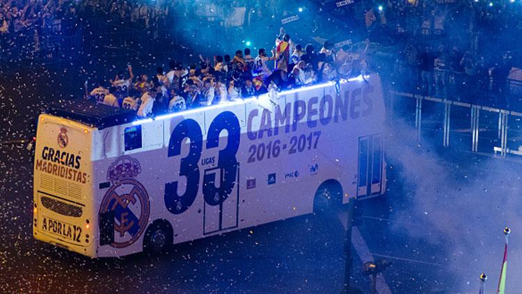 Parade mobil Real Madrid juara La Liga musim 2016/17 di alun-alun Cibeles, Spanyol.
