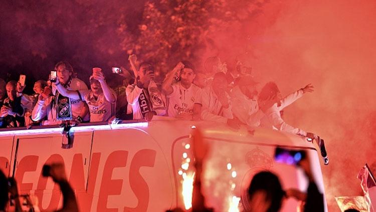 Pemain Real Madrid tampak meriah di atas mobil parade di alun-alun Cibelse, Spanyol.