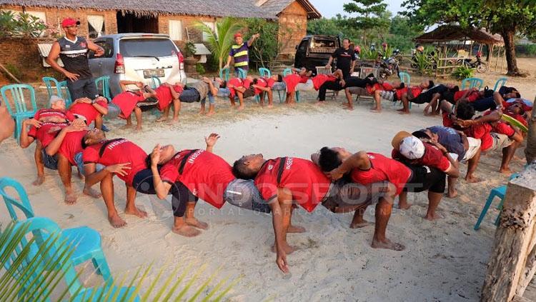 Persijap Jepara tengah jalani penyeragaman pemain dengan menggelar Outbond di Pantai. Copyright: Arief Setiadi/INDOSPORT