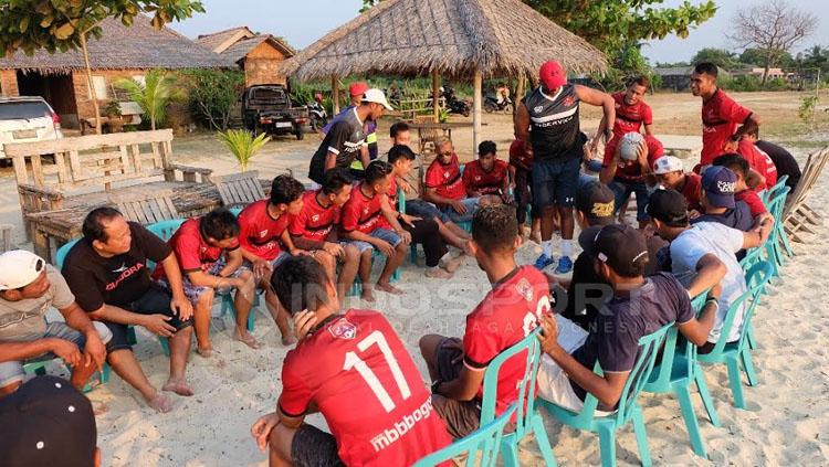 Persijap Jepara tengah jalani penyeragaman pemain dengan menggelar Outbond di Pantai. Copyright: Arief Setiadi/INDOSPORT