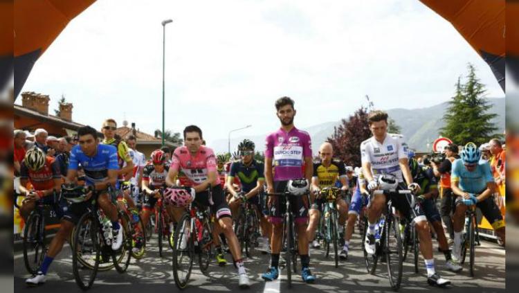Para pembalap memberikan penghormatan sebelum memulai balap Giro d'Italia.