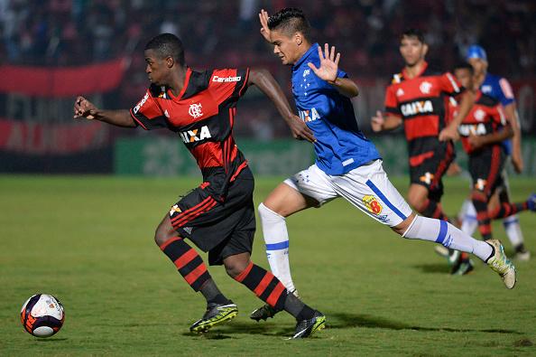 Vinicius Junior (kiri) saat membela Flamengo melawan Cruziero beberapa saat lalu. Copyright: Brazil Photo Press/LatinContent/Getty Images