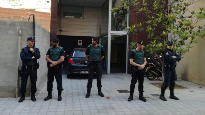 Sejumlah pihak kepolisian sedang berjaga-jaga di kantor mantan Presiden Barcelona, Sandro Rosell. Copyright: Marca