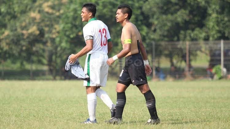 Anak legenda Persebaya Surabaya, Rachmat Irianto (kiri) mendapat jersey kapten Persija Jakarta, Bambang Pamungkas usai laga uji coba.