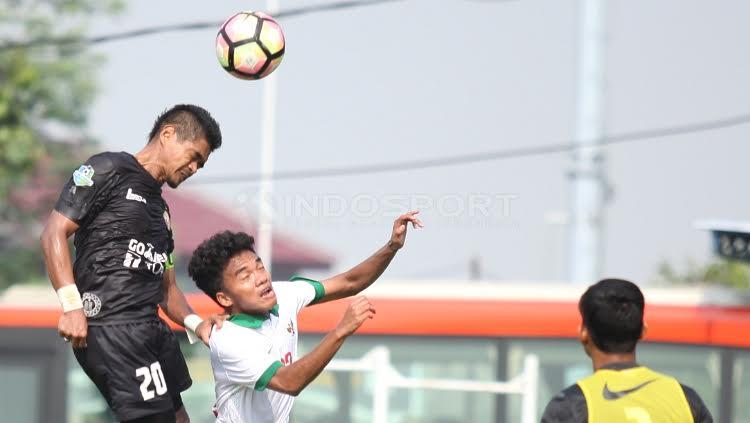 Kapten Persija Jakarta, Bambang Pamungkas (kiri) tengah melakukan duel udara dengan pemain Timnas Indonesia U-19.