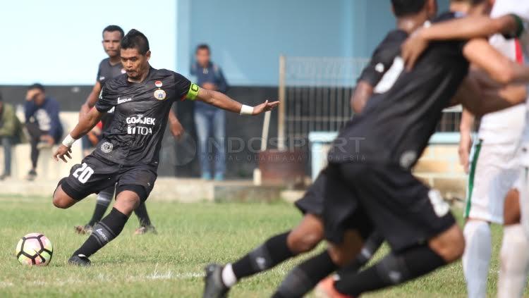 Aksi kapten Persija Jakarta, Bambang Pamungkas mengeksekusi tendangan bebas ke gawang Timnas Indonesia U-19.