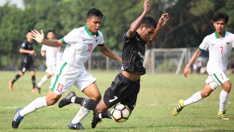 Pemain sayap Persija Jakarta, Ramdani Lestaluhu (kedua dari kanan) mendapat kawalan ketat dari pemain Timnas Indonesia U-19, Rachmat Irianto.