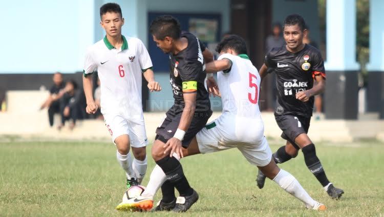 Kapten Persija Jakarta, Bambang Pamungkas dijaga ketat oleh beberapa pemain Timnas Indonesia U-19.
