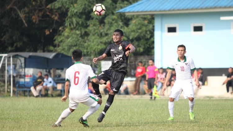 Aksi pemain sayap Persija Jakarta, Ramdani Lestaluhu mengontrol bola dalam laga melawan Timnas Indonesia U-19.