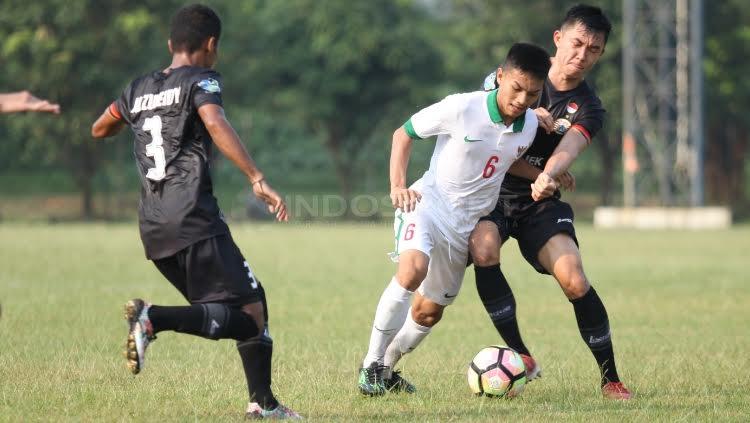 Pemain muda Persija Jakarta, Susanto Tan (kedua dari kanan) mengawal ketat pergerakan pemain Timnas Indonesia U-19.