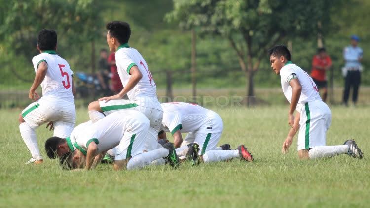 Sujud sukur para pemain Timnas U-19 usai mencetak gol ke gawang Persija Jakarta. Copyright: Herry Ibrahim/INDOSPORT