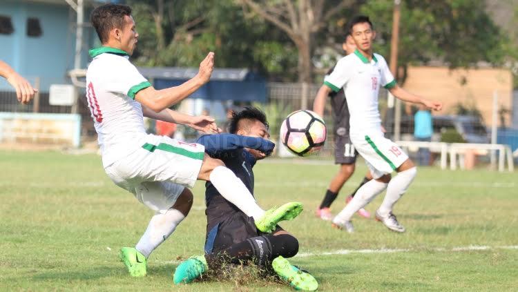 Hadangan pemain belakang Persija Jakarta, Vava Mario Yagalo (tengah) terhadap tendangan pemain Timnas Indonesia U-19, Egy Maulana Vikri.