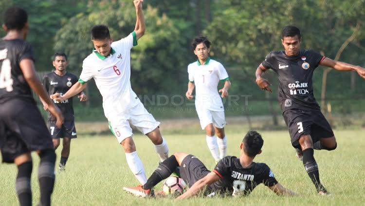 Pemain Timnas Indonesia U-19 mendapat hadangan dari pemain Persija Jakarta.