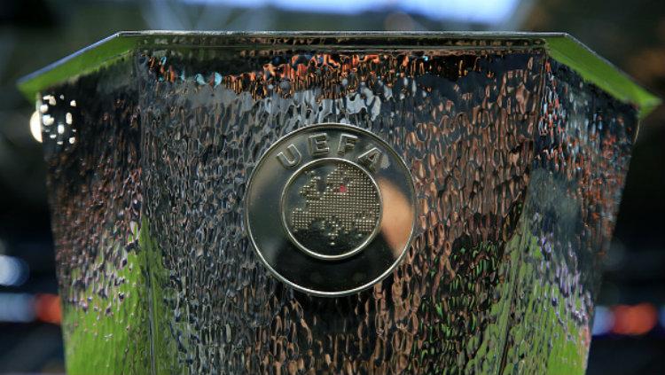 Trofi Liga Europa. - INDOSPORT