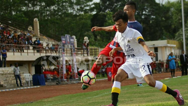 Pemain Persigo kala bersua Persekam Metro. Copyright: IAN SETIAWAN/INDOSPORT