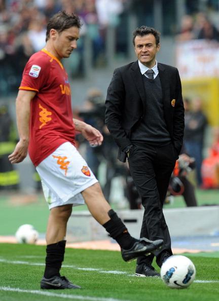 Francesco Totti dan Luis Enrique saat masih sama-sama bekerja untuk AS Roma. Copyright: GABRIEL BOUYS/AFP/Getty Images
