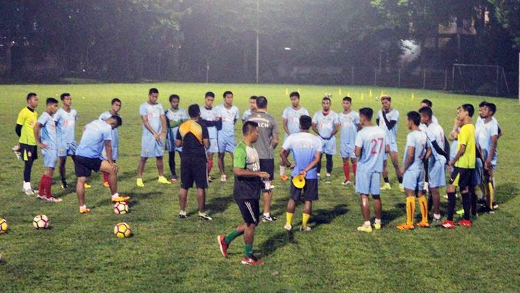 Skuat Bhayangkara FC lakukan latihan di malam hari. Copyright: Bhayangkara FC