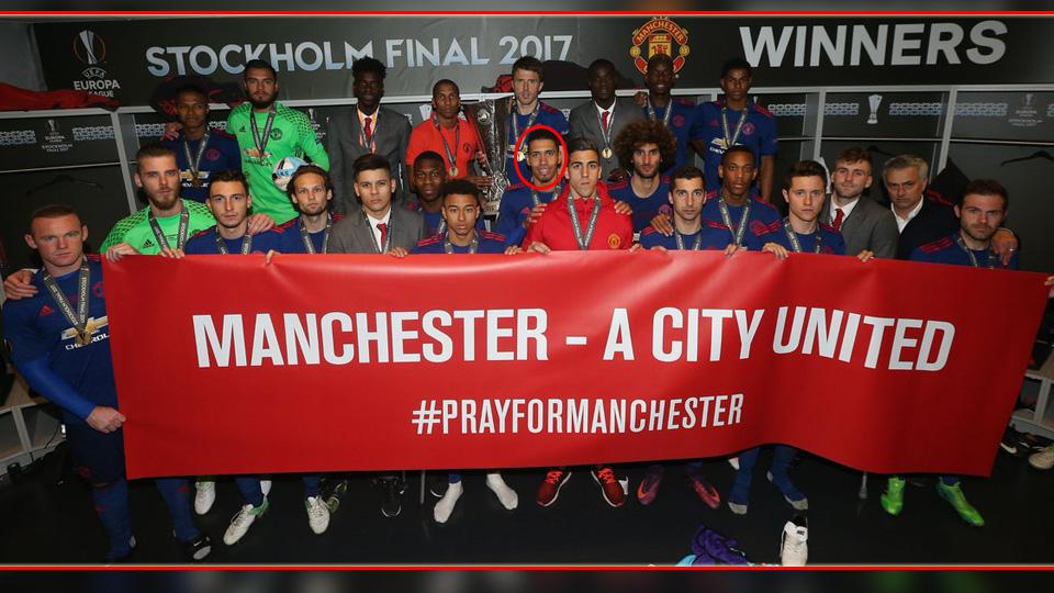 Chris Smalling kedapatan tersenyum dalam foto Man United yang memberikan doa kepada korban bom di Kota Manchester. Copyright: Twitter Man United
