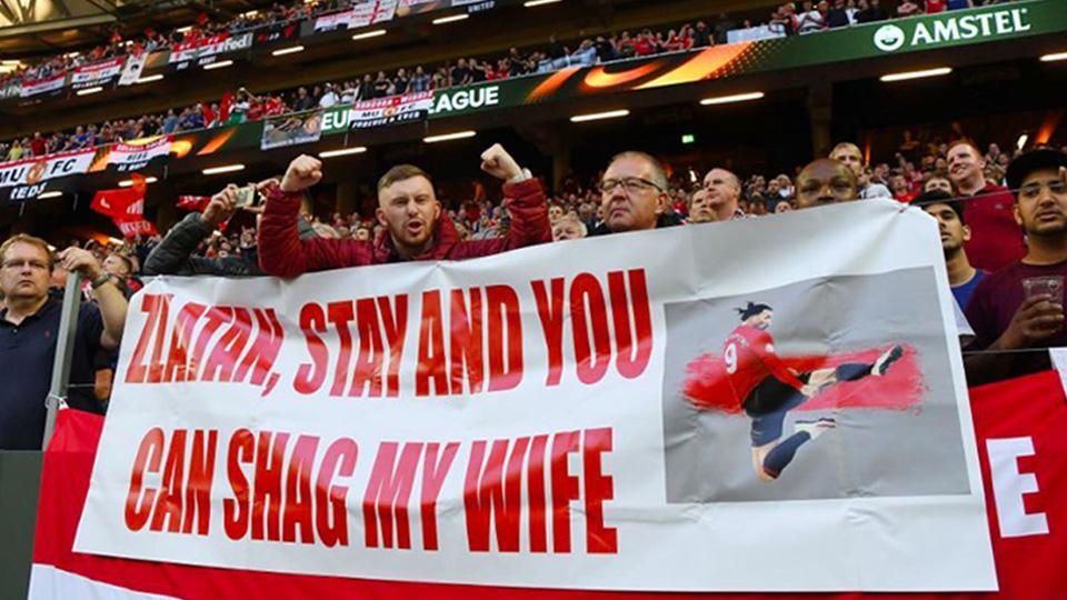Fans Man United memberikan pesan untuk Zlatan Ibrahimovic. - INDOSPORT