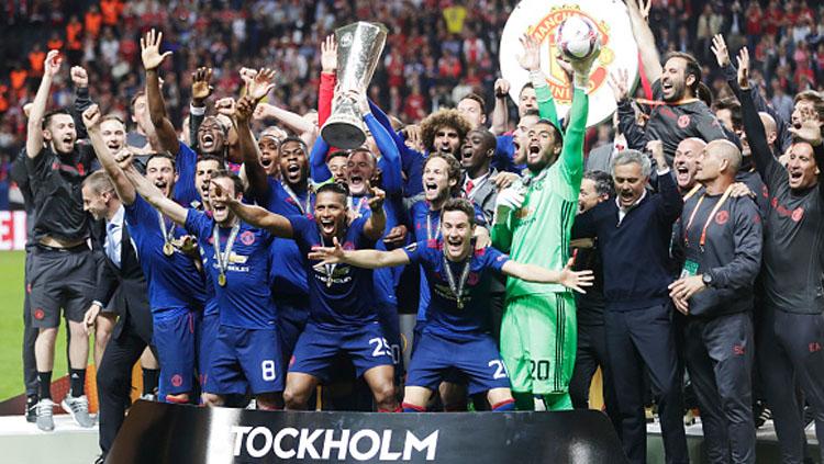 Selebrasi tim Manchester United usai tampil sebagai juara Liga Europa musim 2016/17.