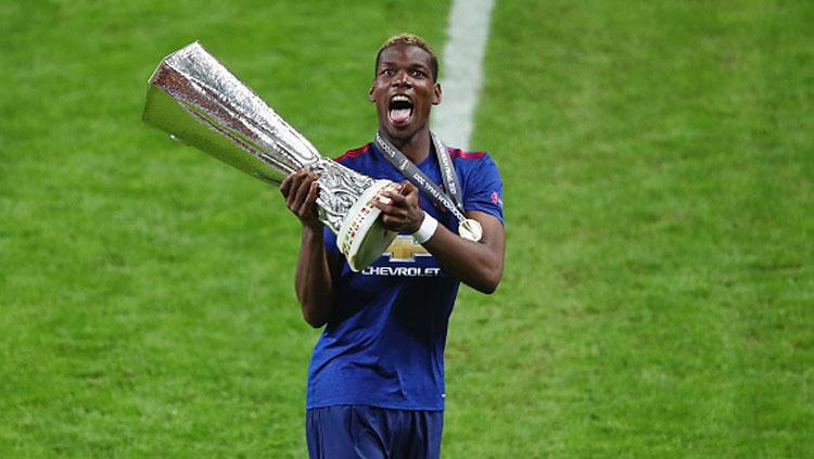 Paul Pogba tampak semangat dengan membawa trofi Liga Europa musim 2016/17 usai kalahkan Ajax Amsterdam. Copyright: Alex Grimm/Getty Images)