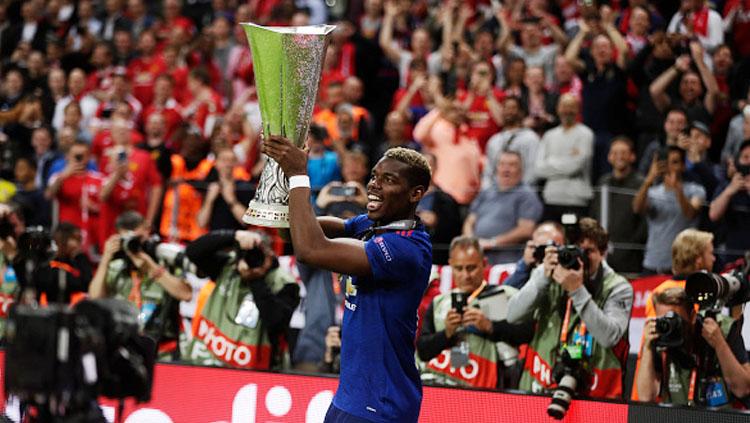 Paul%20Pogba%20tampak%20semangat%20dengan%20membawa%20trofi%20Liga%20Europa%20musim%202016%2F17%20usai%20kalahkan%20Ajax%20Amsterdam.