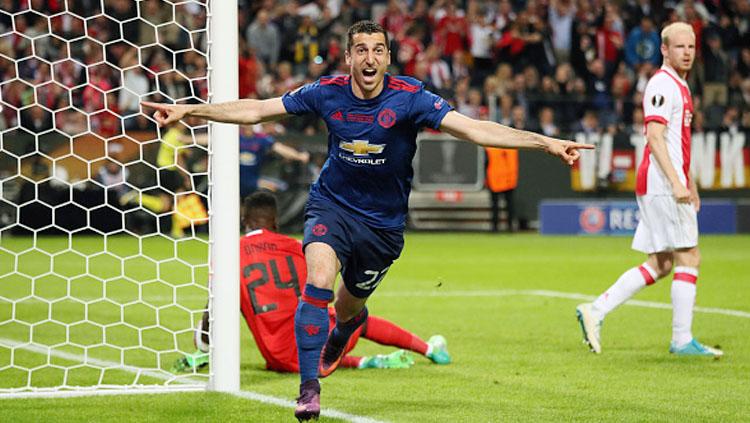 Henrikh Mkhitaryan tengah melakukan selebrasi usai membobol gawang Ajax pada menit ke-48