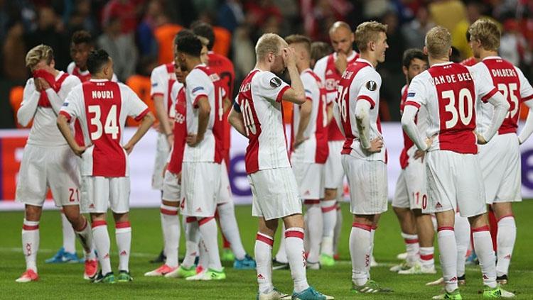 Pemain Ajax Amsterdam tampak lesu setelah pertandingan usai.
