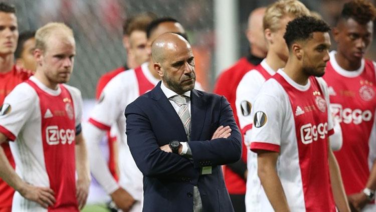 Pelatih Ajax Amsterdam, Peter Bosz, tempak lesu bersama anak asuhnya.