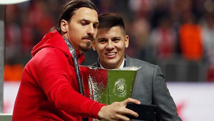 Zlatan Ibrahimovic pose bersama Marcos Rojo. Copyright: ODD ANDERSEN/AFP/Getty Images