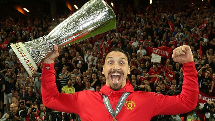 Zlatan Ibrahimovic mengangkat trofi Liga Europa. Copyright: John Peters/Man Utd via Getty Images