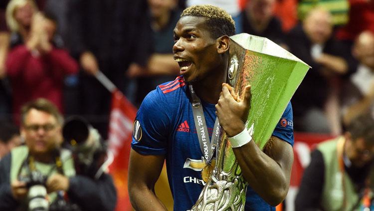 Selebrasi Paul Pogba dan trofi Liga Europa. Copyright: Twitter@EuropaLeague