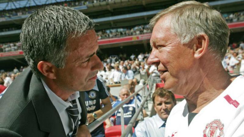 Jose Mourinho (kiri) dan Sir Alex Ferguson. Copyright: CARL DE SOUZA / Staff via Getty Images