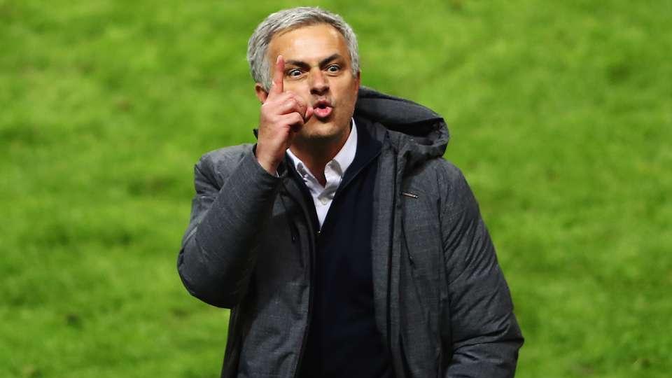 Jose Mourinho mengacungkan jari telunjuknya ke arah tribun penonton, pasca menjuarai Liga Europa. Copyright: GMS