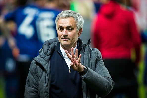 Jose Mourinho mengangkat 4 jarinya, yang menandakan bahwa dirinya telah berhasil memenangkan 4 gelar di kejuaraan Eropa. Copyright: Getty Images