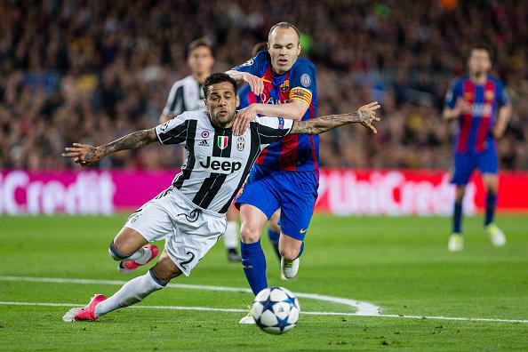 Andres Iniesta saat berduel dengan Dani Alves di perempatfinal Liga Champions musim 2016/17. Copyright: Getty Images