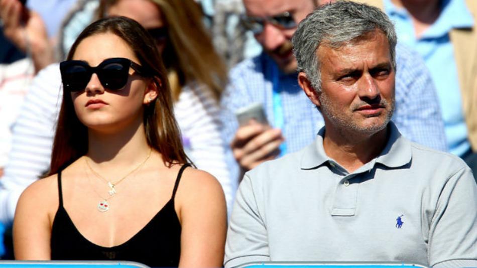 Putri Jose Mourinho, Matilde, terlihat sangat seksi dan eksotis dengan pakaiannya yang agak terbuka saat liburan musim panas di sebuah pantai di Portugal. - INDOSPORT