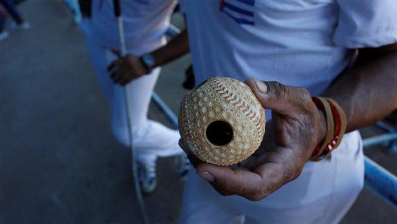 Para penonton saling berkelahi di sebuah pertandingan baseball U-7 Amerika Serikat.